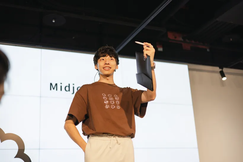 講者在舞台上分享 AI 應用案例