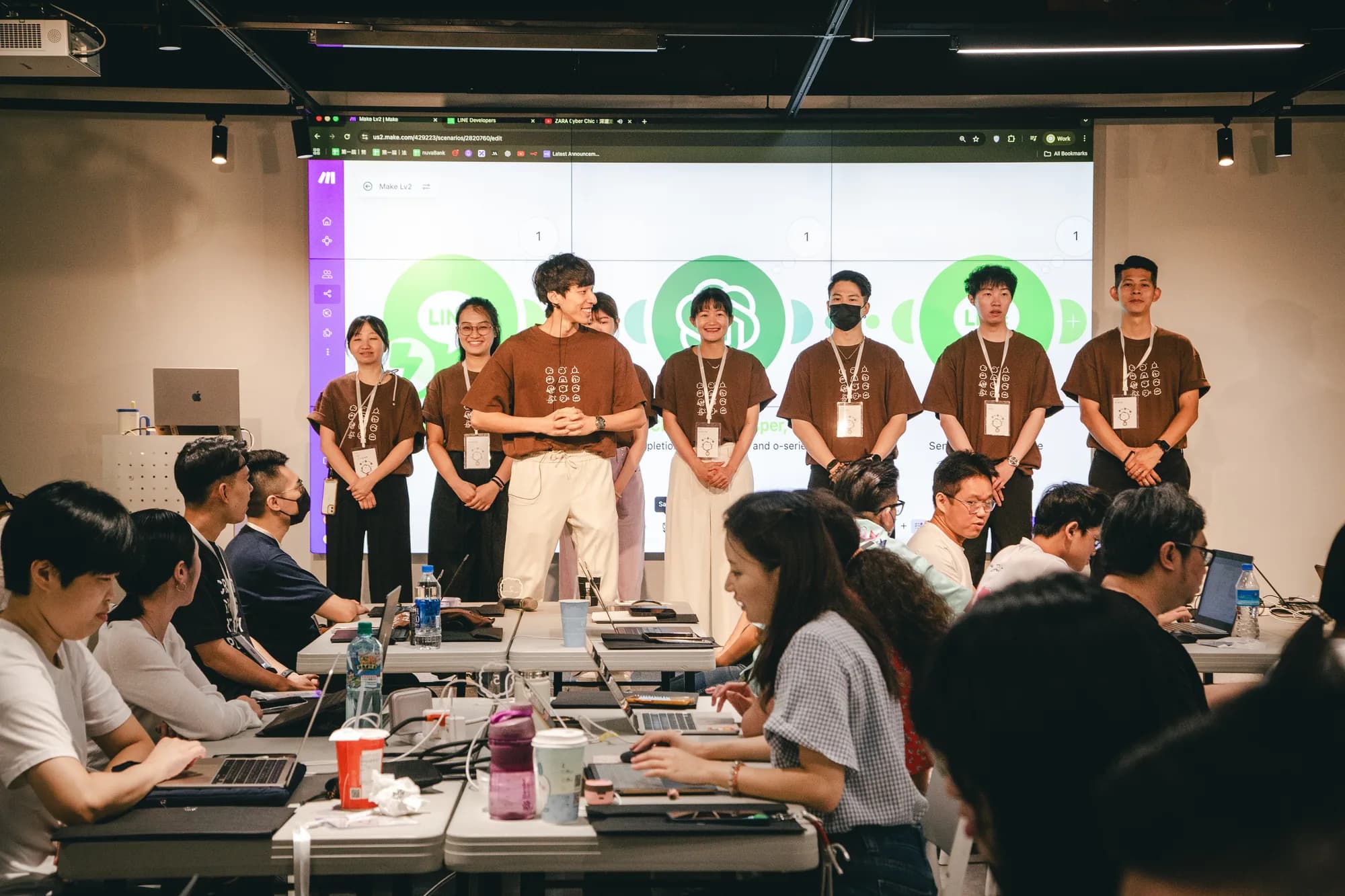 nuva 企業 AI 陪跑工作坊現場,學員一起檢視實作成果