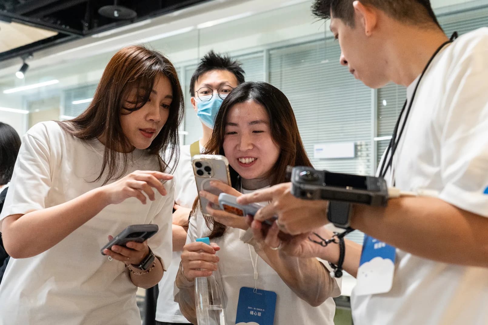 學員專注操作筆電,吸收 AI 基礎知識